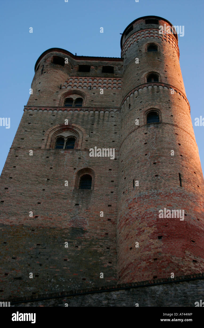 Serralunga d'Alba castello. Le Langhe, Italia Foto Stock
