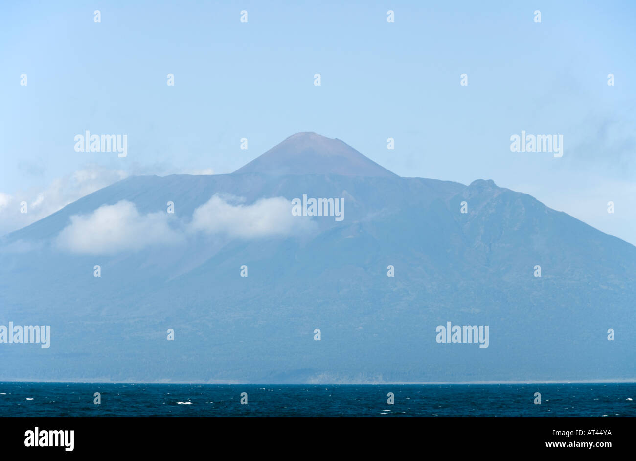 Vulcano Tyatya sull isola Kunashir nel Curili catena di isole Estremo Oriente Russo Foto Stock