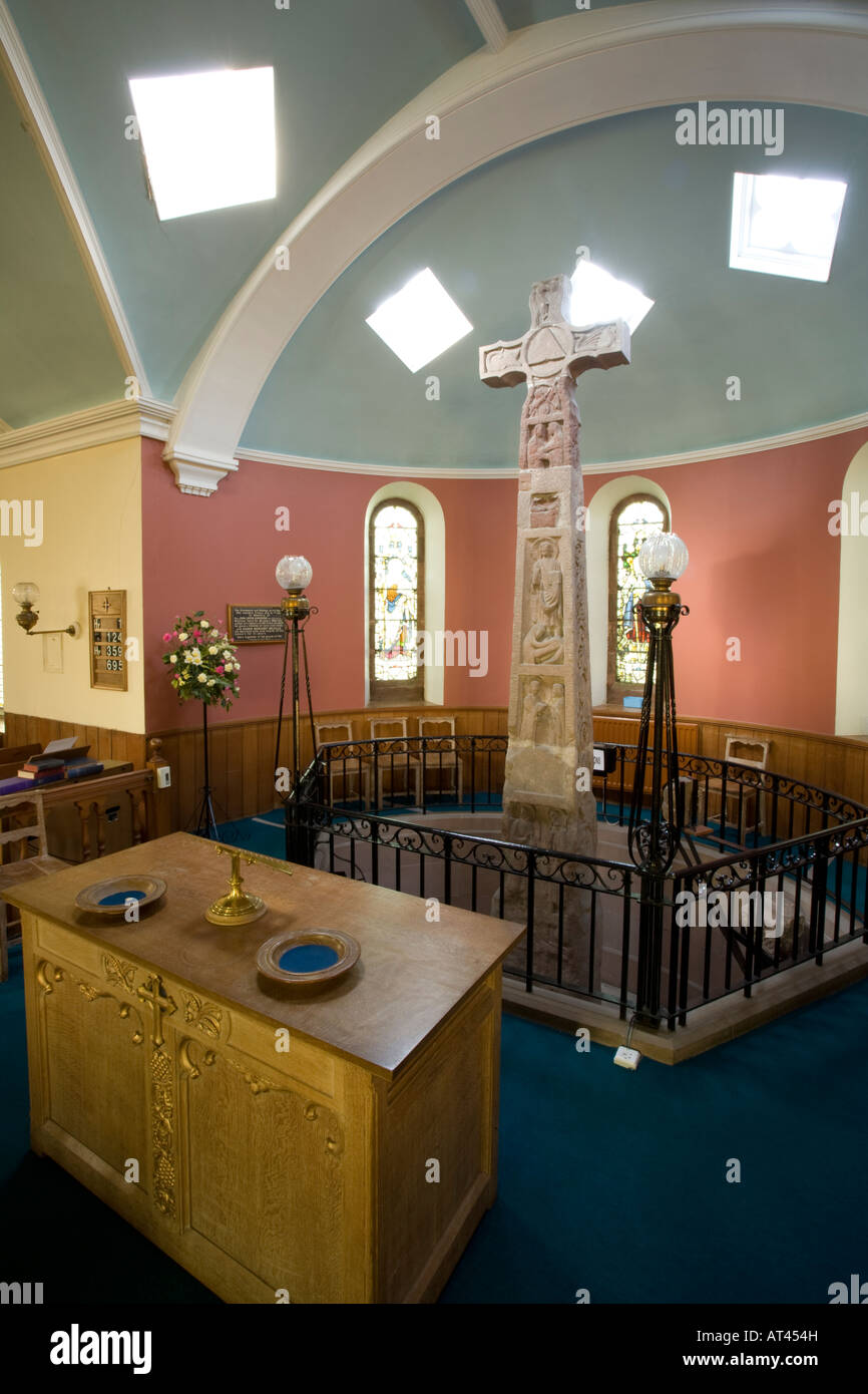 Ruthwell Cross vicino Annan è un ottavo centuary anglo-Saxon Cross scolpita in stile Northumbrian Ruthwell Chiesa Scotland Regno Unito Foto Stock