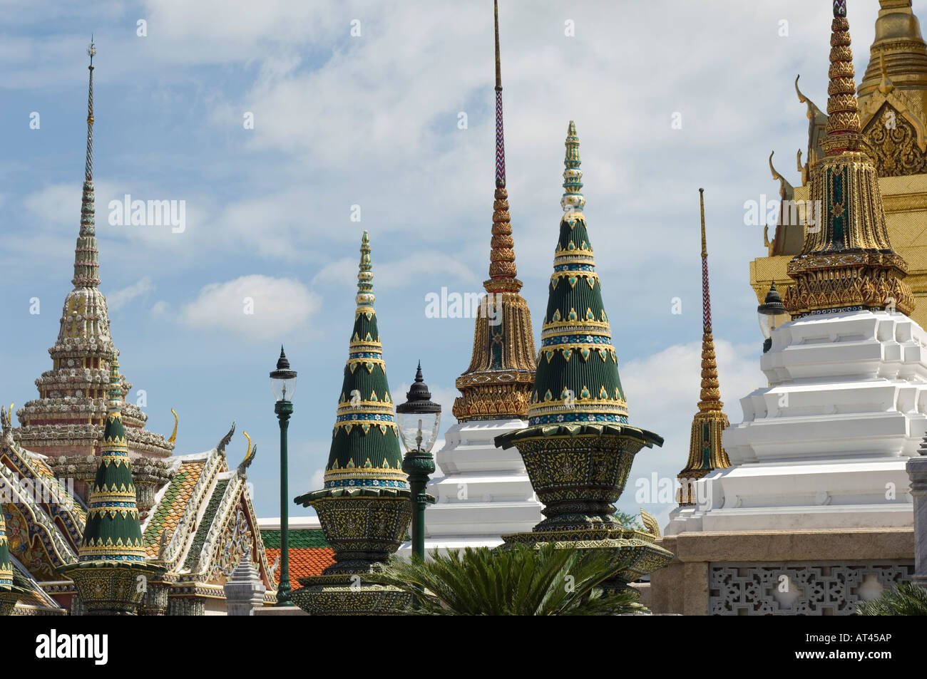 Mosaico incrostati di lance e edifici sui terreni del Grand Palace a Bangkok in Tailandia Foto Stock