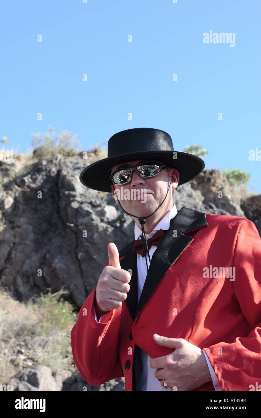 Uomo in rosso cappotto e cappello nero alla sfilata di Carnevale di Los Gigantes Tenerife Canarie Spagna Foto Stock