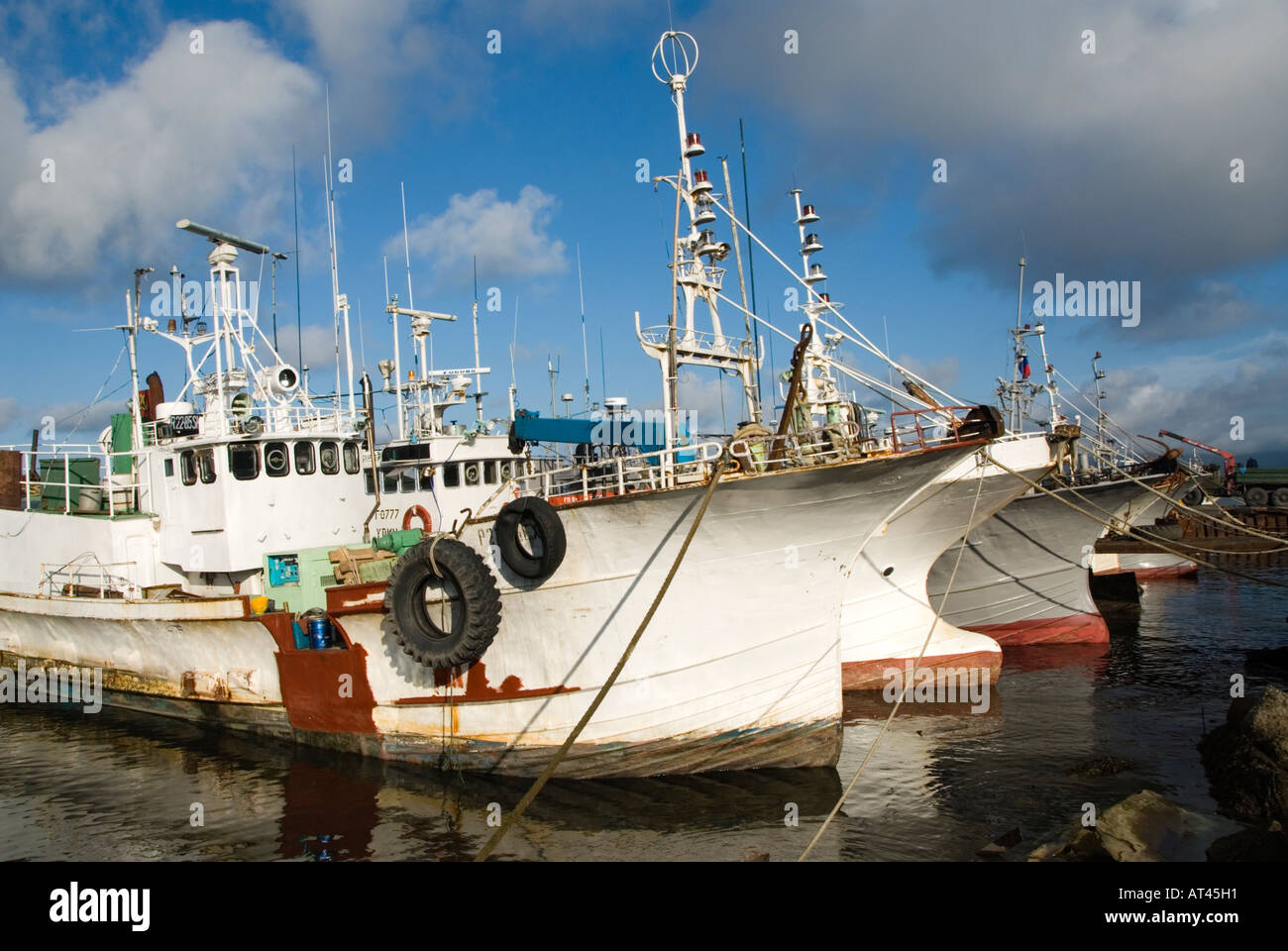 Barche da pesca nel porto di Yuzhno Kurilsk sull isola Kunashir nelle isole Curili in Estremo Oriente Russo Foto Stock