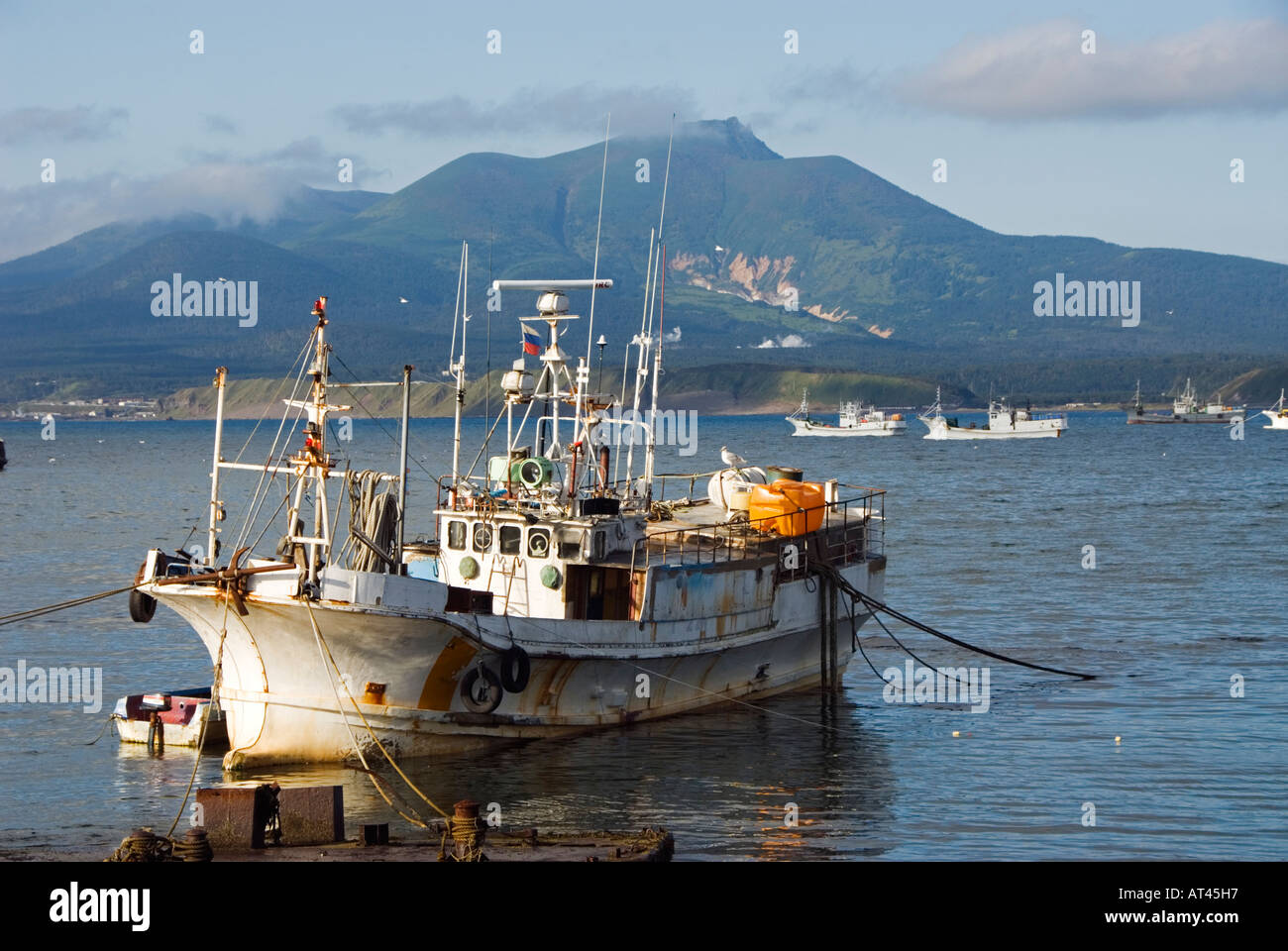 Barca da pesca al di ancoraggio Yuzhno Kurilsk Kunashir Island Curili catena di isole Estremo Oriente Russo Foto Stock