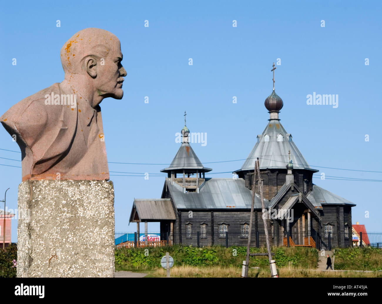 Busto di Lenin e chiesa di legno in Yuzhno Kurilsk sull isola Kunashir nel Curili catena di isole Estremo Oriente Russo Foto Stock