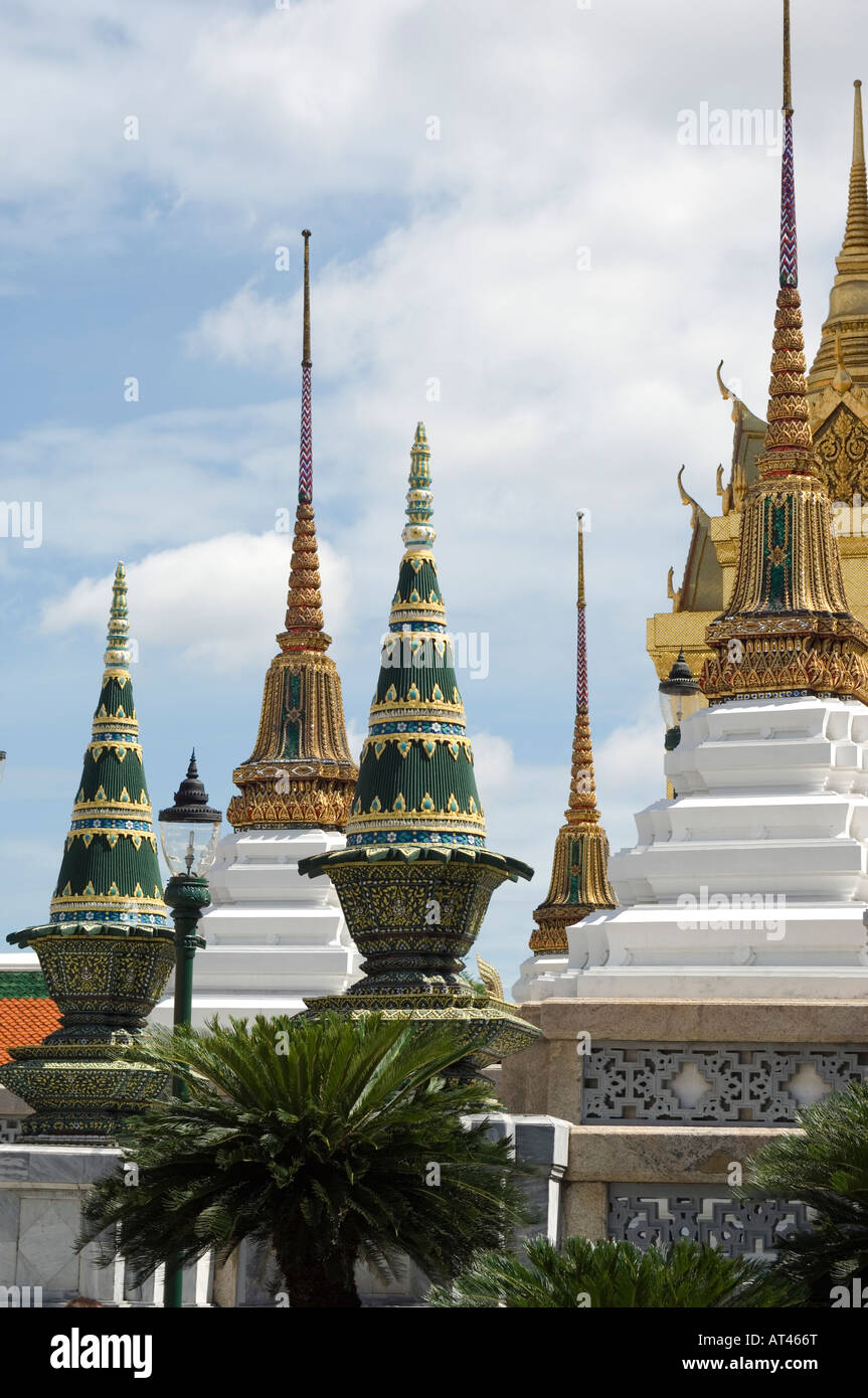 Mosaico incrostati di lance e edifici sui terreni del Grand Palace a Bangkok in Tailandia Foto Stock