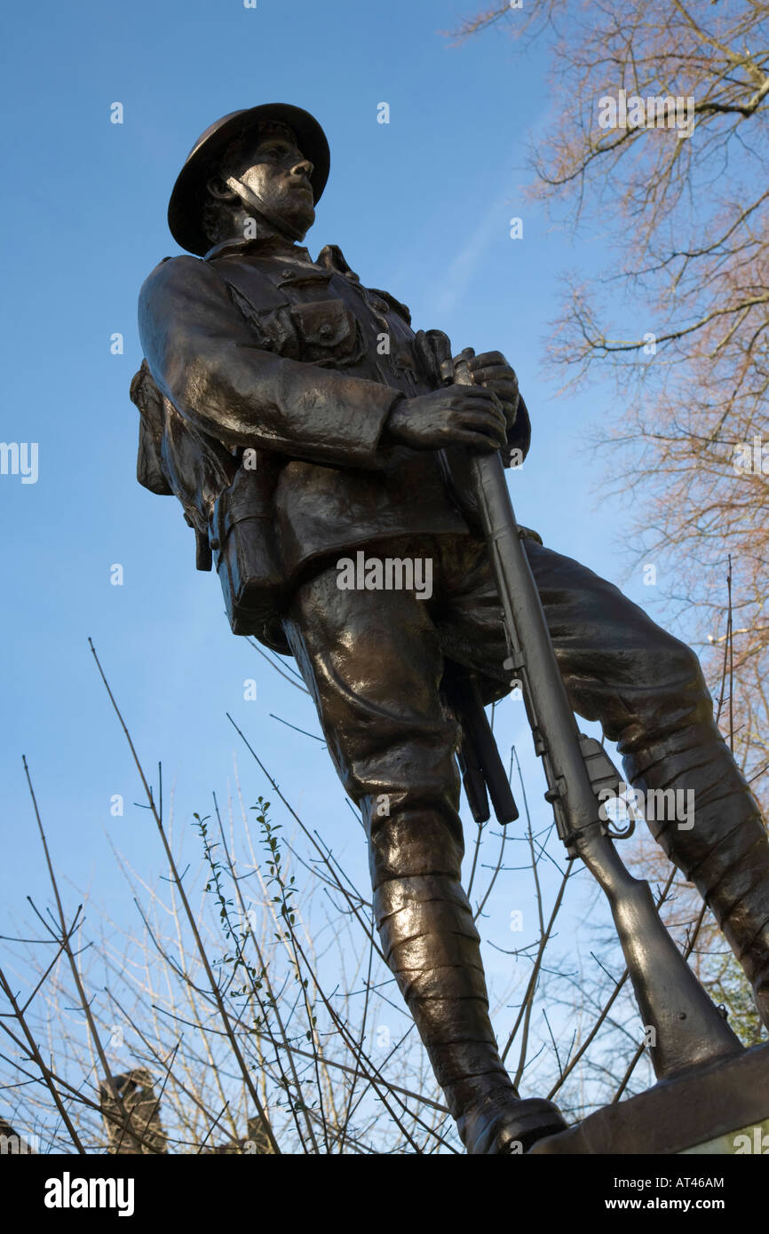 Memoriale di guerra davanti la chiesa di St Paul. Heaton Moor, Stockport, Greater Manchester, Regno Unito. Foto Stock