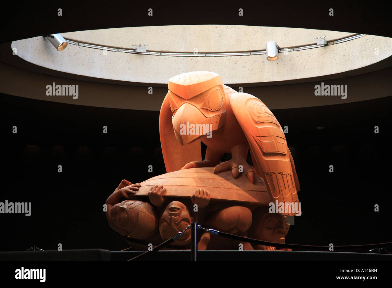 Haida artista Bill Reid s il corvo ed i primi uomini carving Museo di Antropologia della University of British Columbia Vancouver BC Foto Stock