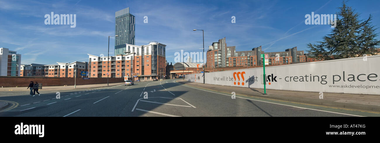 Lo skyline di Manchester dal City Road e Medlock St Foto Stock