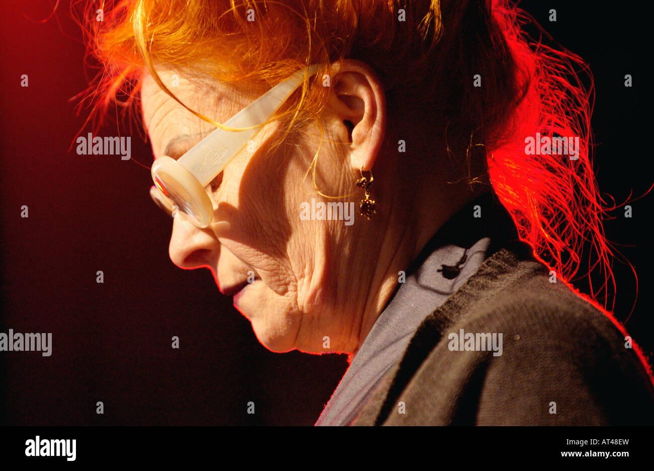 English fashion designer Dame Vivienne Westwood raffigurato all'Guardian Hay Festival 2007 Hay on Wye Powys Wales UK UE Foto Stock