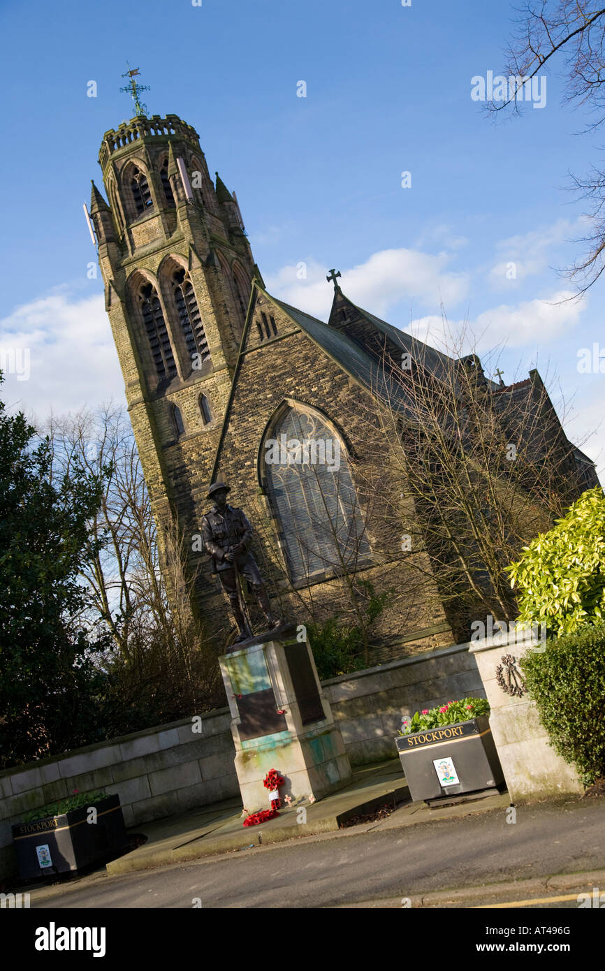 Memoriale di guerra davanti la chiesa di St Paul. Heaton Moor, Stockport, Greater Manchester, Regno Unito. Foto Stock