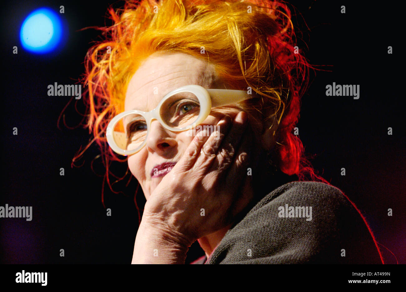 English fashion designer Dame Vivienne Westwood raffigurato all'Guardian Hay Festival 2007 Hay on Wye Powys Wales UK UE Foto Stock