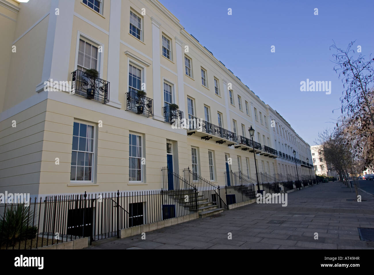 Dipinto recentemente Regency terrazza edifici Montpelier CHELTENHAM REGNO UNITO Foto Stock