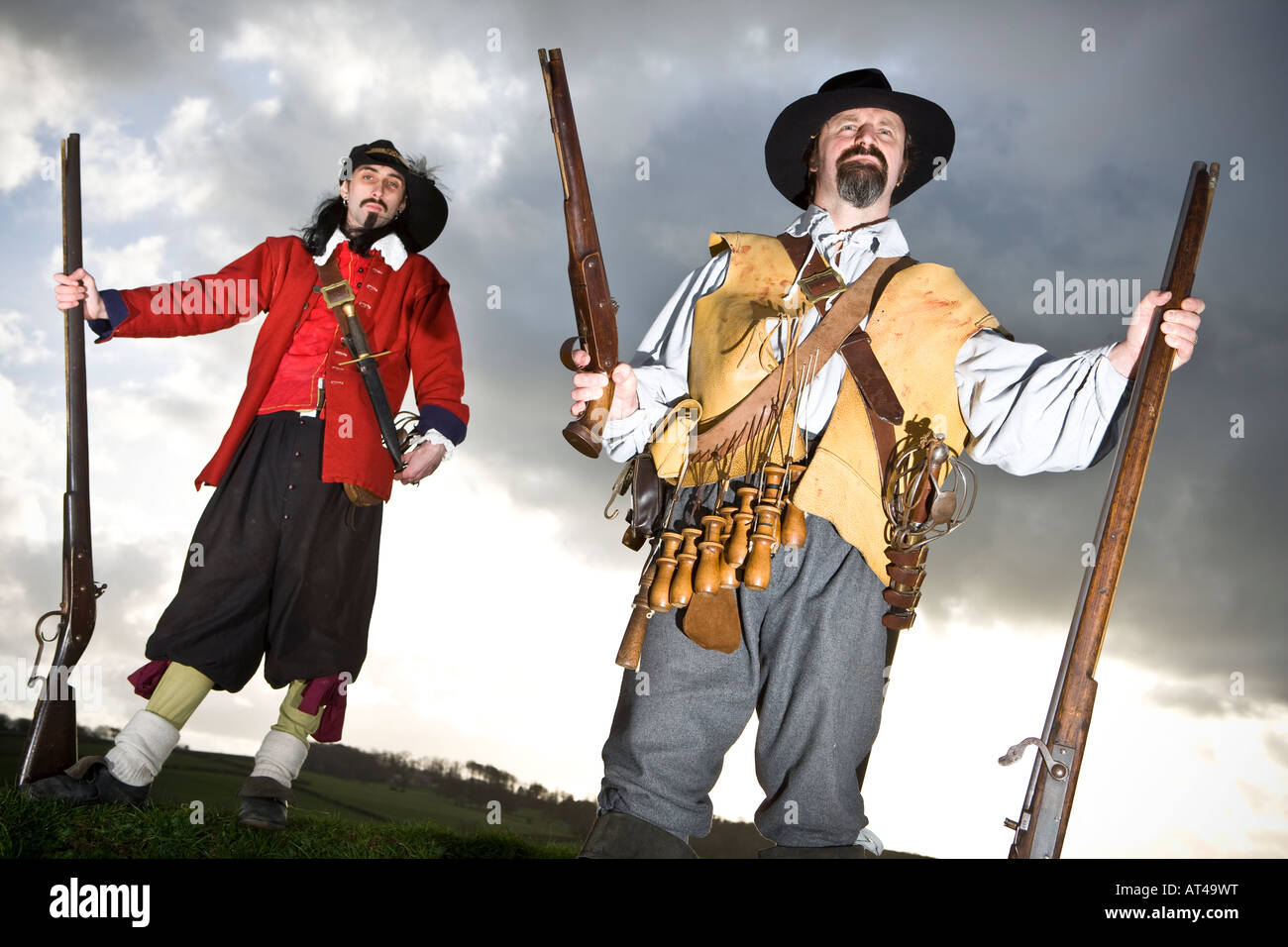 Nathan Fussell cappotto rosso e Pete vini di Torrington 1646 vestito come soldati del giorno in preparazione per il mese di marzo il sabato Foto Stock