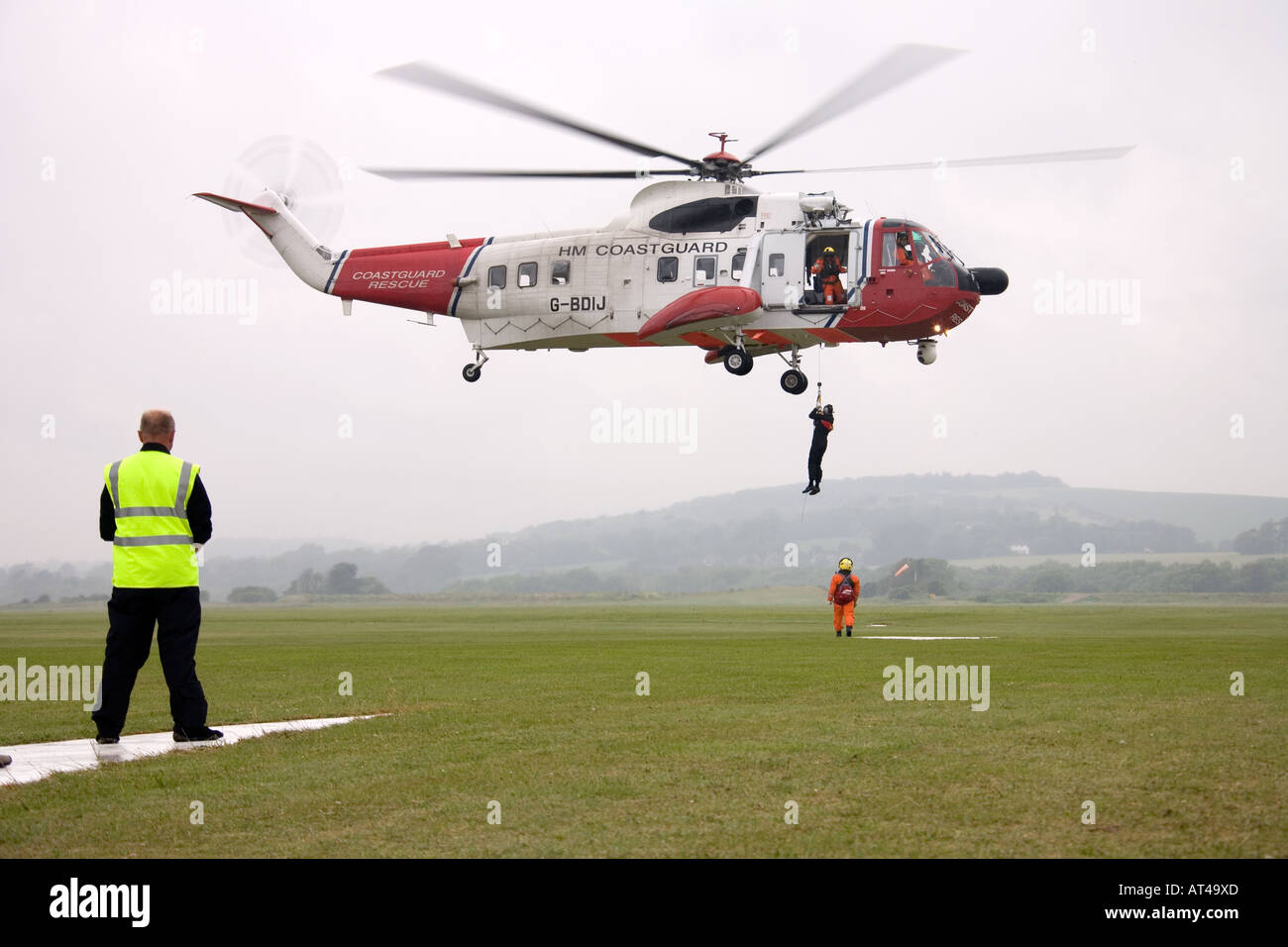 Sea King BDIJ elicottero winching un passeggero Foto Stock