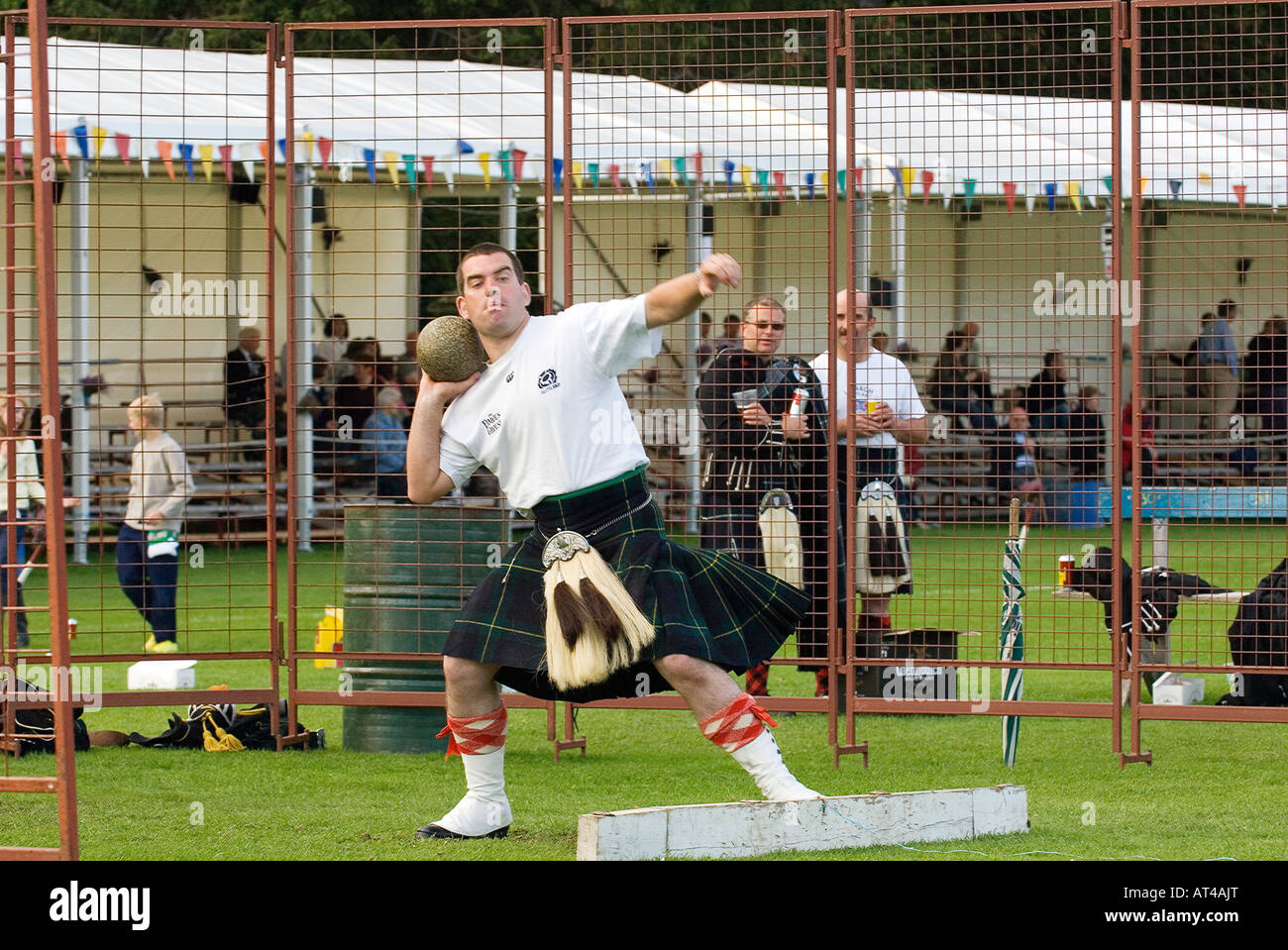 Lonach Highland Games a Strathdon, Grampian, Scozia. Concorrente indossando il tradizionale kilt mettendo la pietra Foto Stock