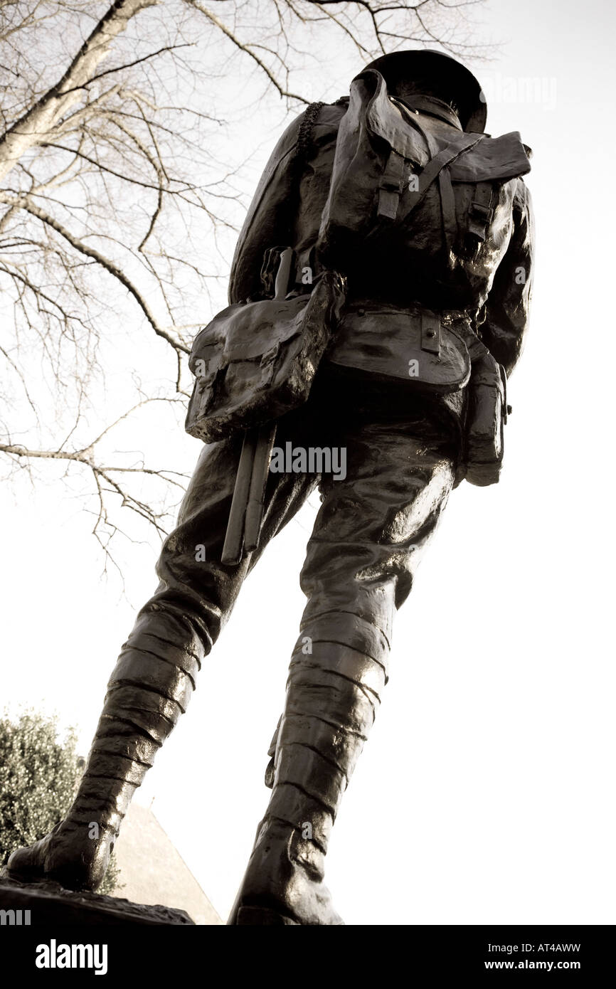 Memoriale di guerra davanti la chiesa di St Paul. Heaton Moor, Stockport, Greater Manchester, Regno Unito. Foto Stock