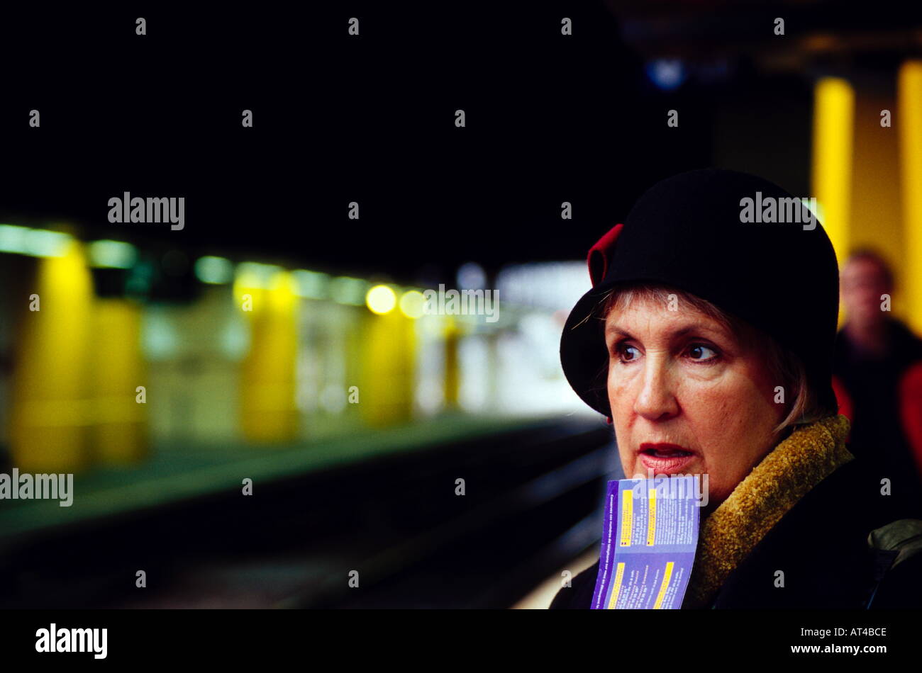 La donna in attesa di un treno Foto Stock
