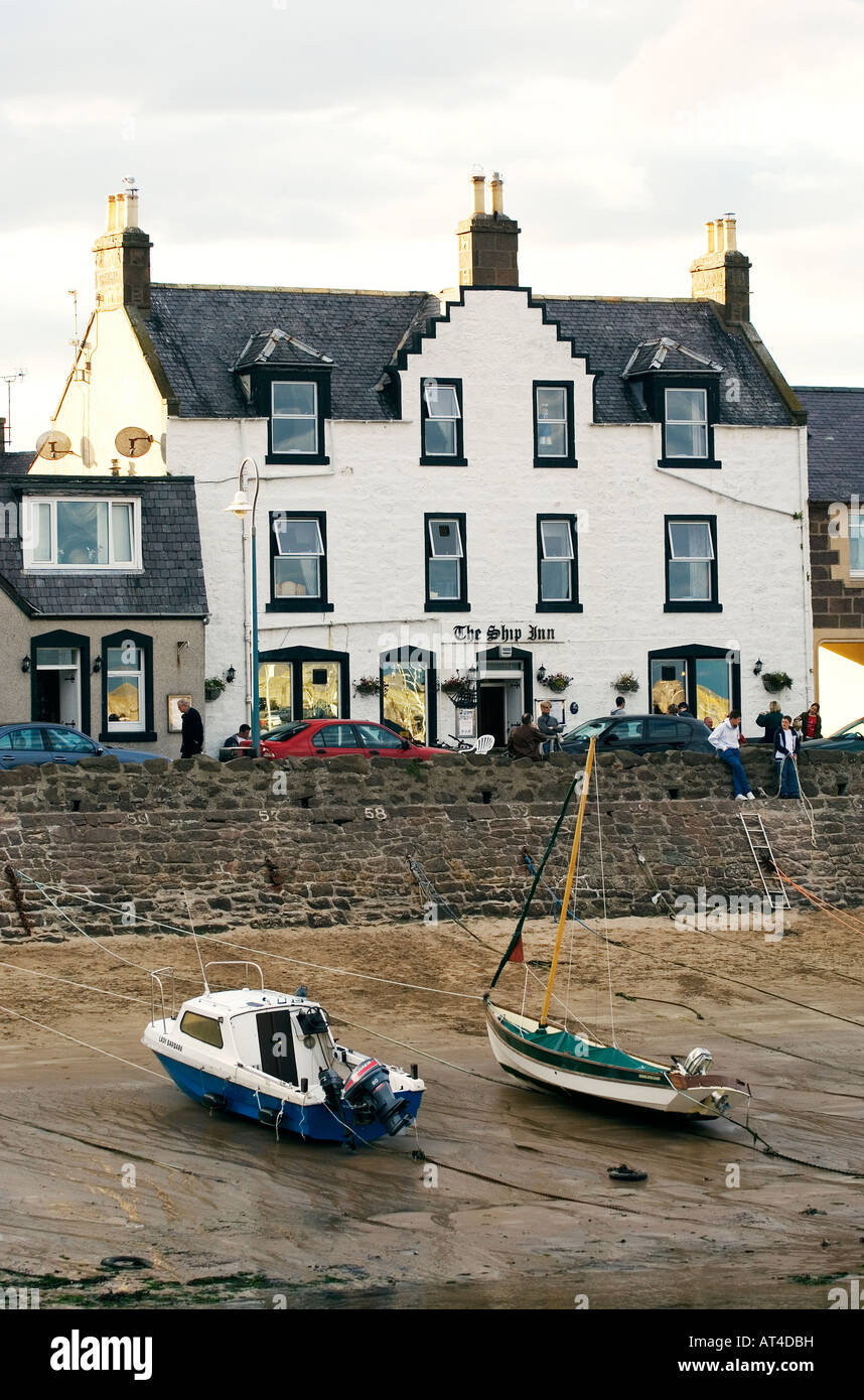 Stonehaven, la nave Inn, costruito nel 1771, sul lungomare del porto antico. Grampian regione, Aberdeenshire, Scotland, Regno Unito Foto Stock