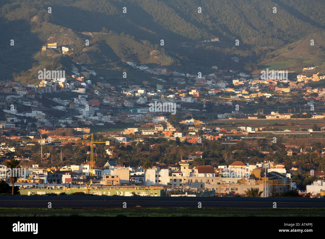 Vista di abitazioni sviluppi e tipica canaria edifici costruiti sulla collina attraversare los rodeos pista di aeroporto Tenerife Foto Stock