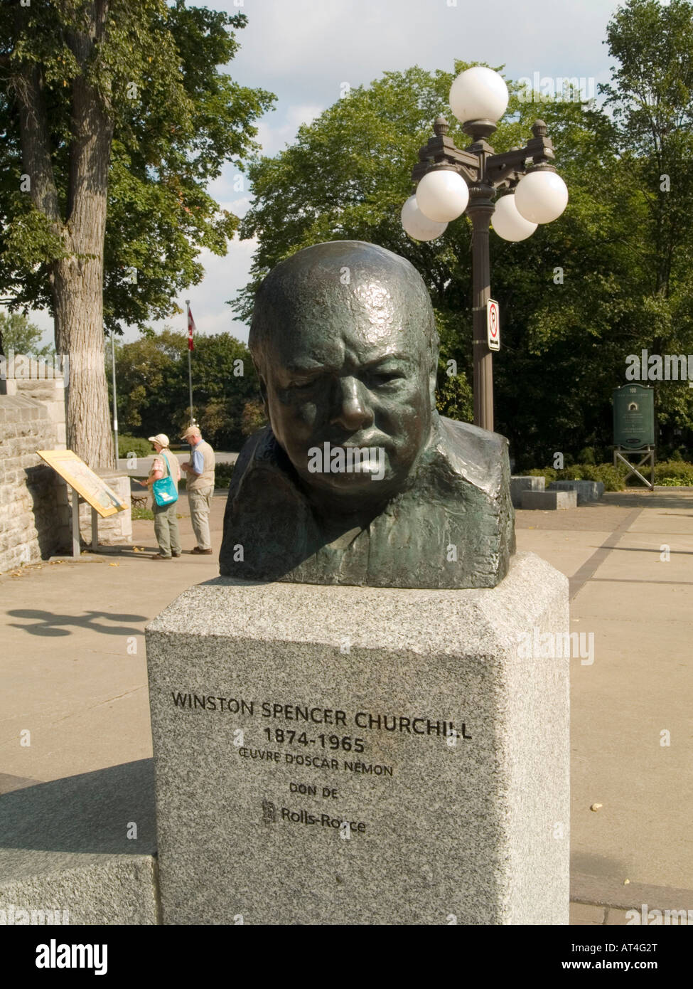 Una statua di Winston Churchill, (1874 - 1965) situato dal gate al fort su Rue Saint Louis nella città di Québec in Canada Foto Stock