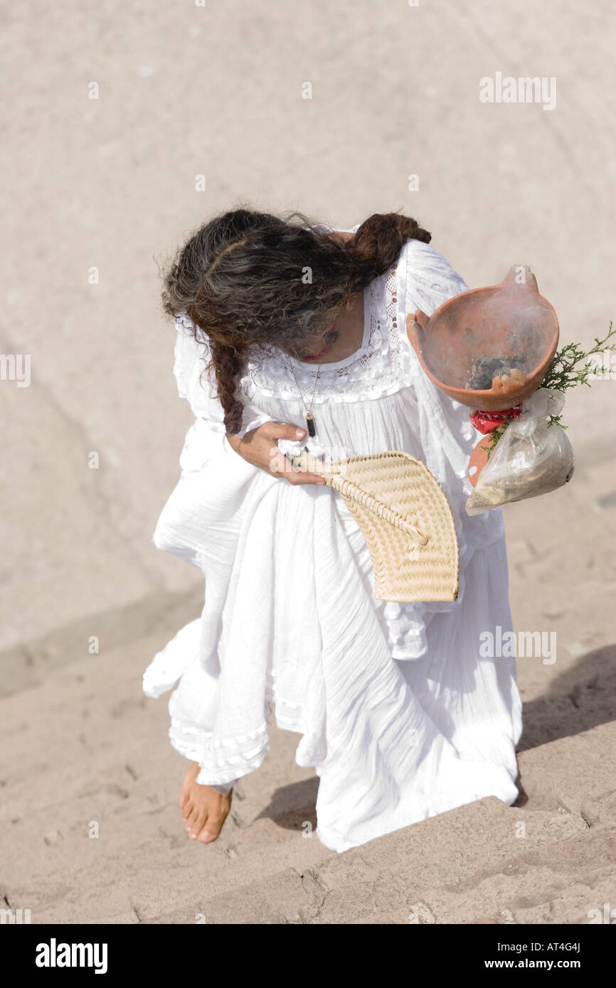 Donna religiosa facendo un rituale nel Tempio di Quetzalcoatl a Teotihuacan Messico brucia incenso con un ventilatore in un recipiente Foto Stock