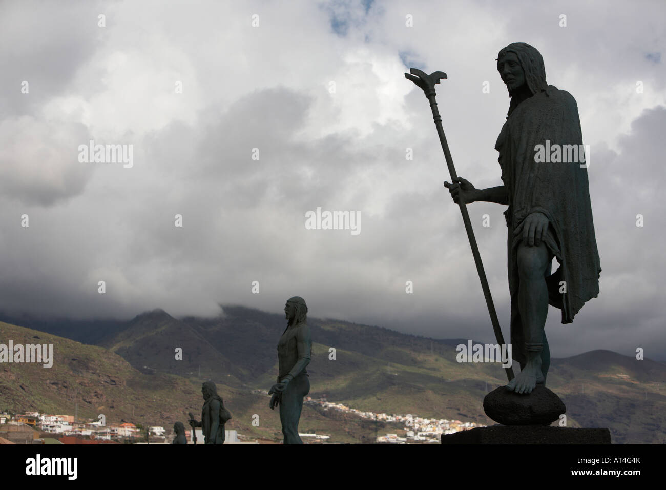 Le statue del guanche capi con re mencey Tegueste Nella Candelaria gli abitanti originali di Tenerife Canarie Spagna Foto Stock