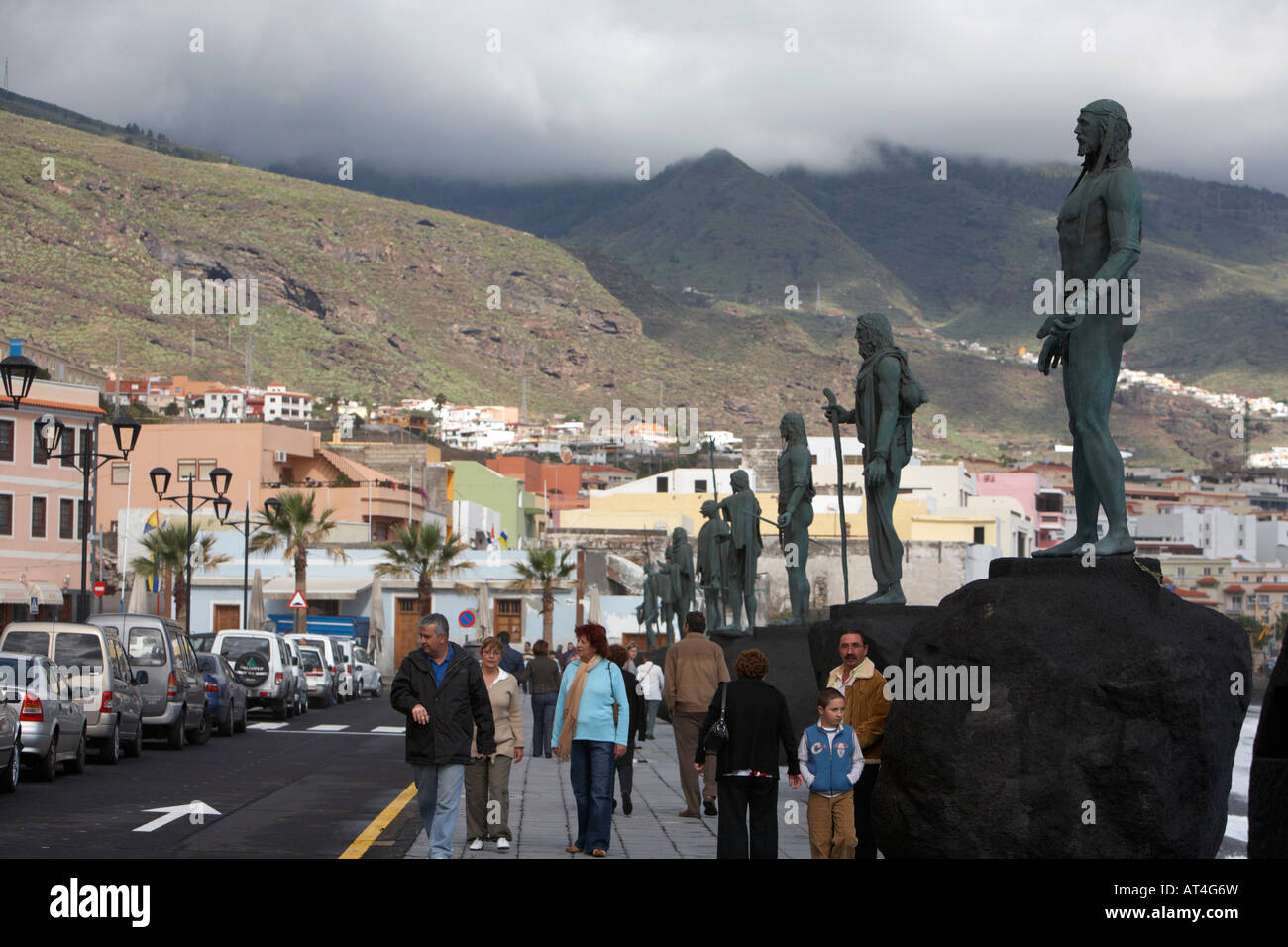 I turisti a piedi passato statue del guanche capi in Candelaria gli abitanti originali di Tenerife Canarie Spagna Foto Stock