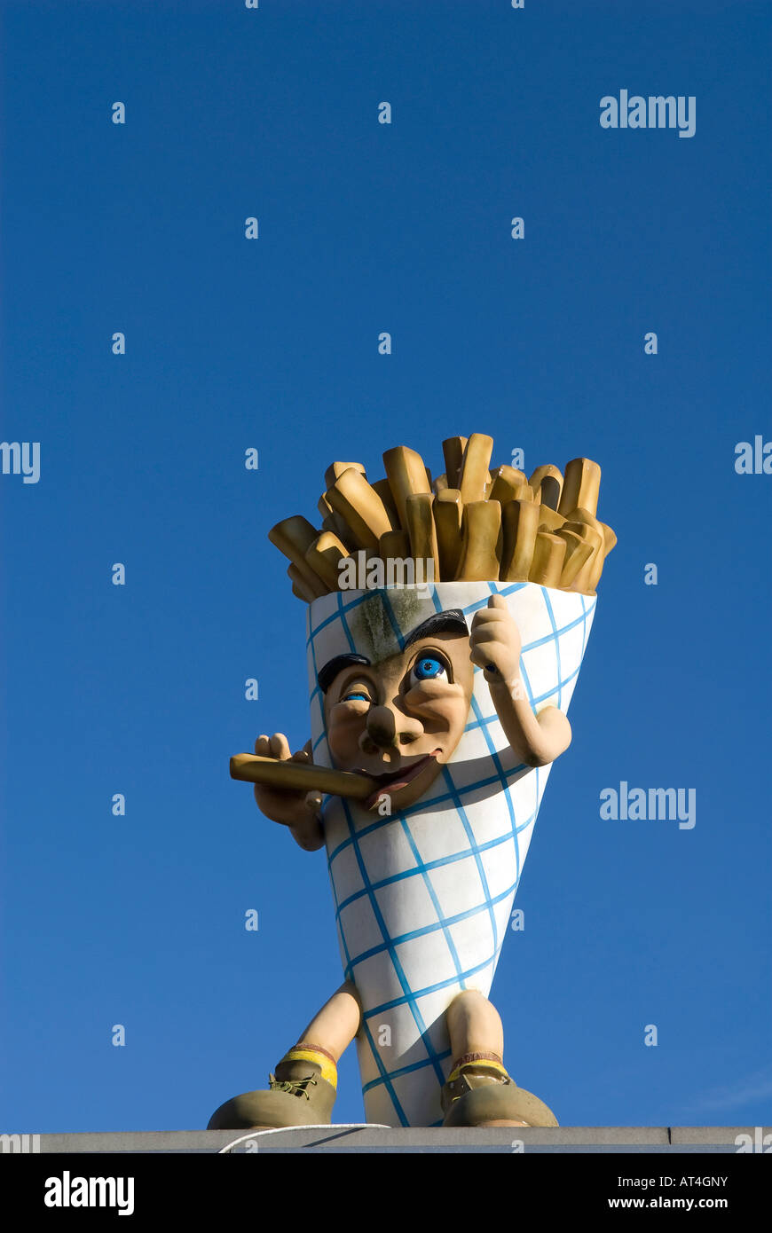 Enorme sacco di chip on chip shop tetto, Norfolk, Inghilterra Foto Stock