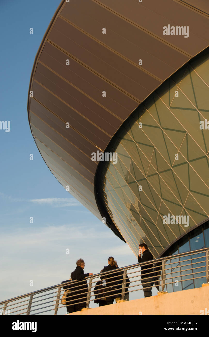 Piccolo gruppo di persone in piedi al di fuori del Liverpool Echo concert hall parte della dockland riqualificazione lungo Merseyside Foto Stock