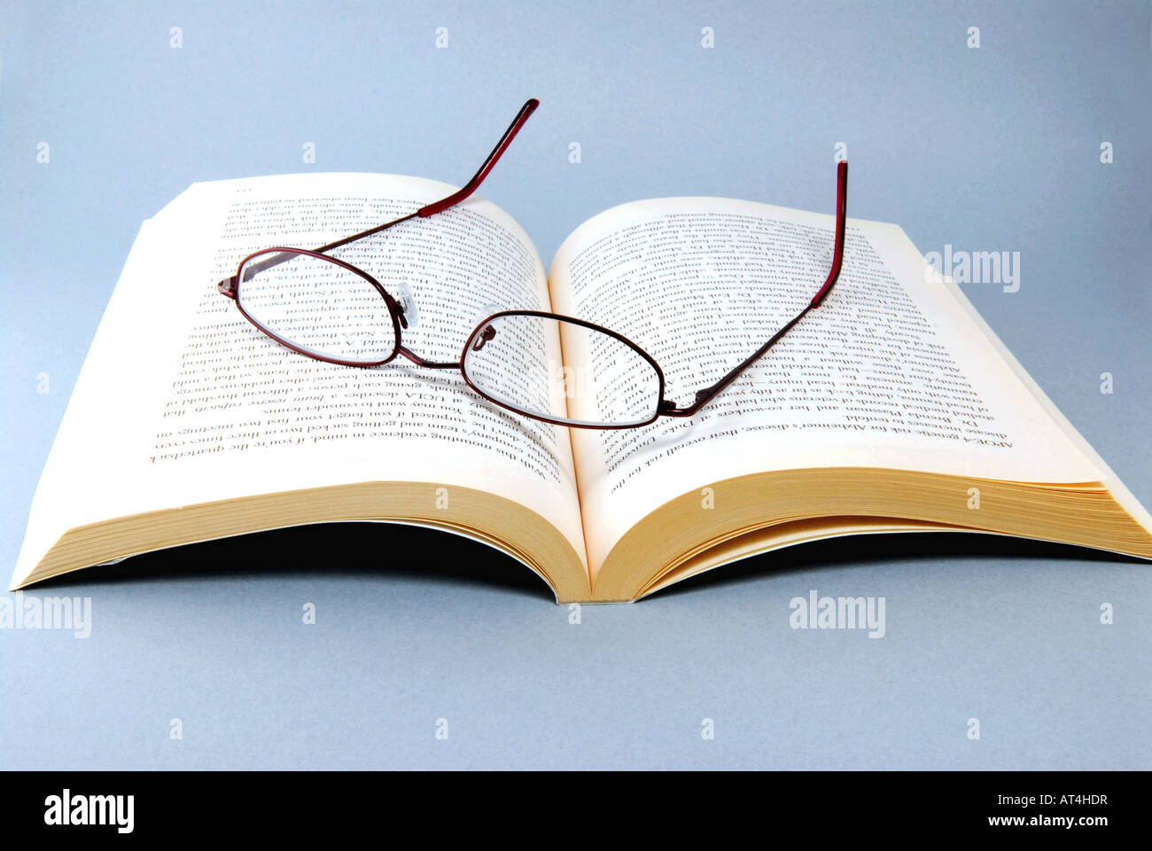 Libro aperto con gli occhiali da lettura Foto Stock