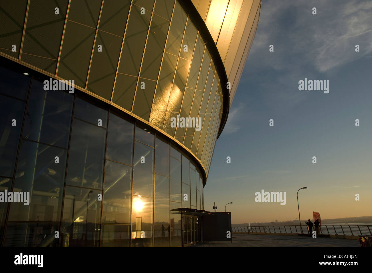 Sera La luce del sole brilla sulla parte esterna del nuovo Liverpool Echo concert hall parte della dockland riqualificazione lungo Merseyside Foto Stock