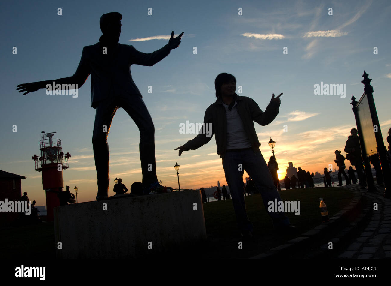 Billy Fury statua al tramonto Liverpool Albert Dock Febbraio 2008 Foto Stock