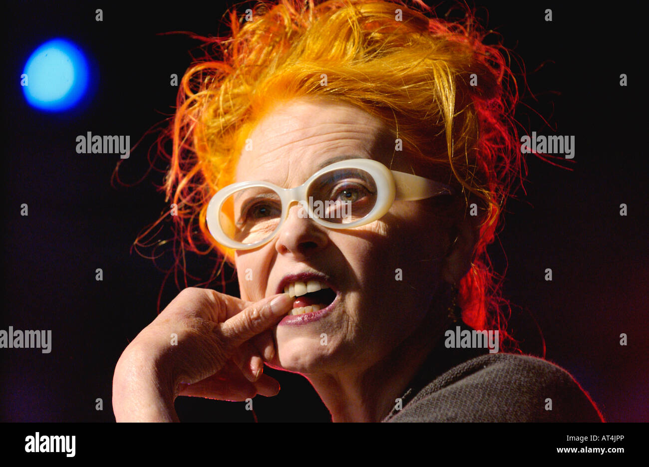 English fashion designer Dame Vivienne Westwood raffigurato all'Guardian Hay Festival 2007 Hay on Wye Powys Wales UK UE Foto Stock