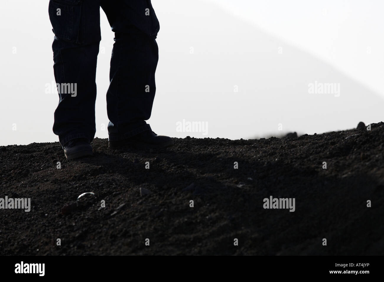 Uomo in piedi in escursionismo pantaloni e scarpe da montagna cresta in Tenerife Canarie Spagna Foto Stock