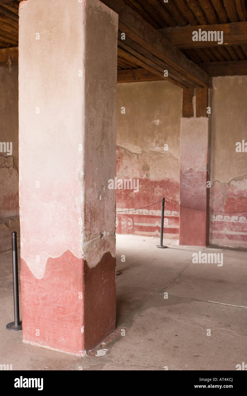 Dettaglio dei dipinti di rosso su colonne e pareti del palazzo di Quetzalpapalotl (Quetzalmariposa) in Teotihuacan Messico Foto Stock