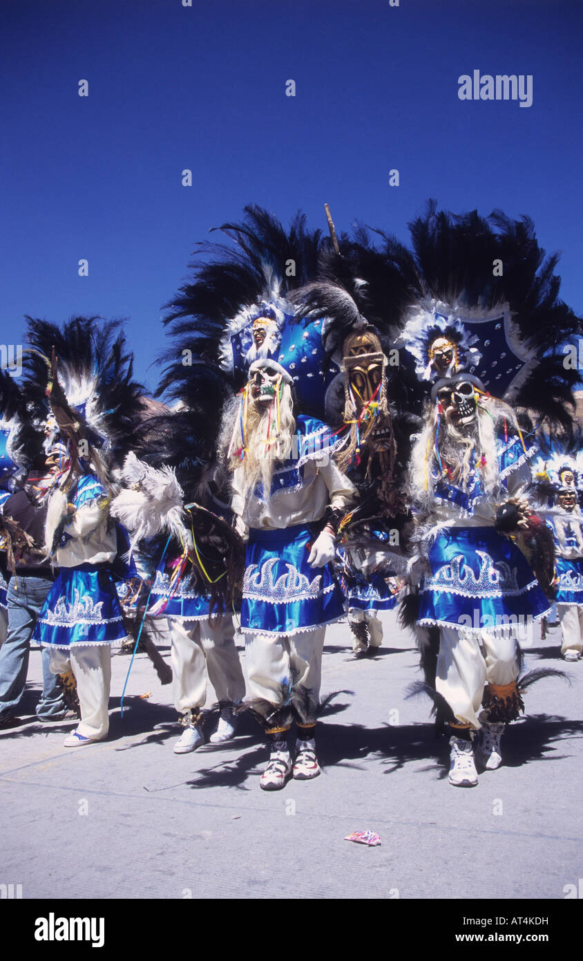 3 danzatori di tabacchi che indossano copricapi in piuma nera e costumi blu, CH'utillos festival, Potosi, Bolivia Foto Stock