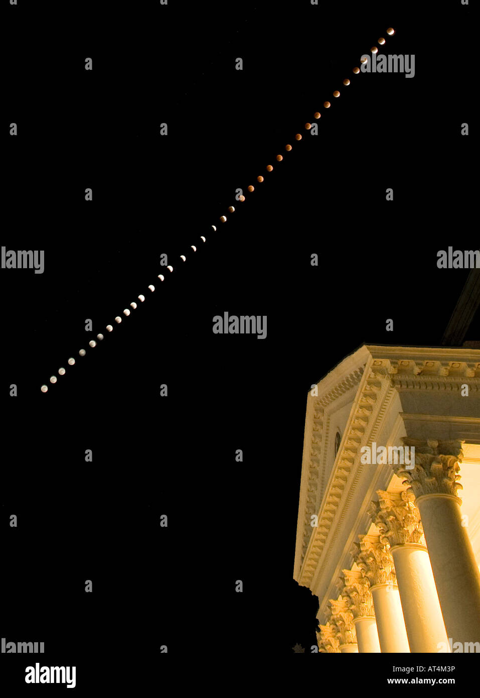 Un eclissi lunare totale era visibile oltre la rotonda presso l'Università della Virginia di Charlottesville in Virginia nel febbraio 20 2008 Foto illustrazione è stata creata a partire da un materiale composito di 39 fotografie scattate circa in intervalli di 5 minuti da una Canon EOS 1D Mark III fotocamera digitale con Canon EF 16 35mm f 2 8L OBIETTIVO Foto Stock