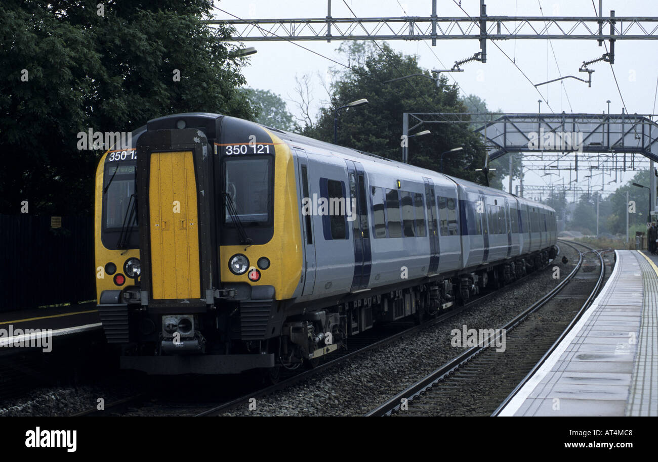 Treni centrale classe 350 Desiro treno elettrico a Berkswell stazione, West Midlands, England, Regno Unito Foto Stock