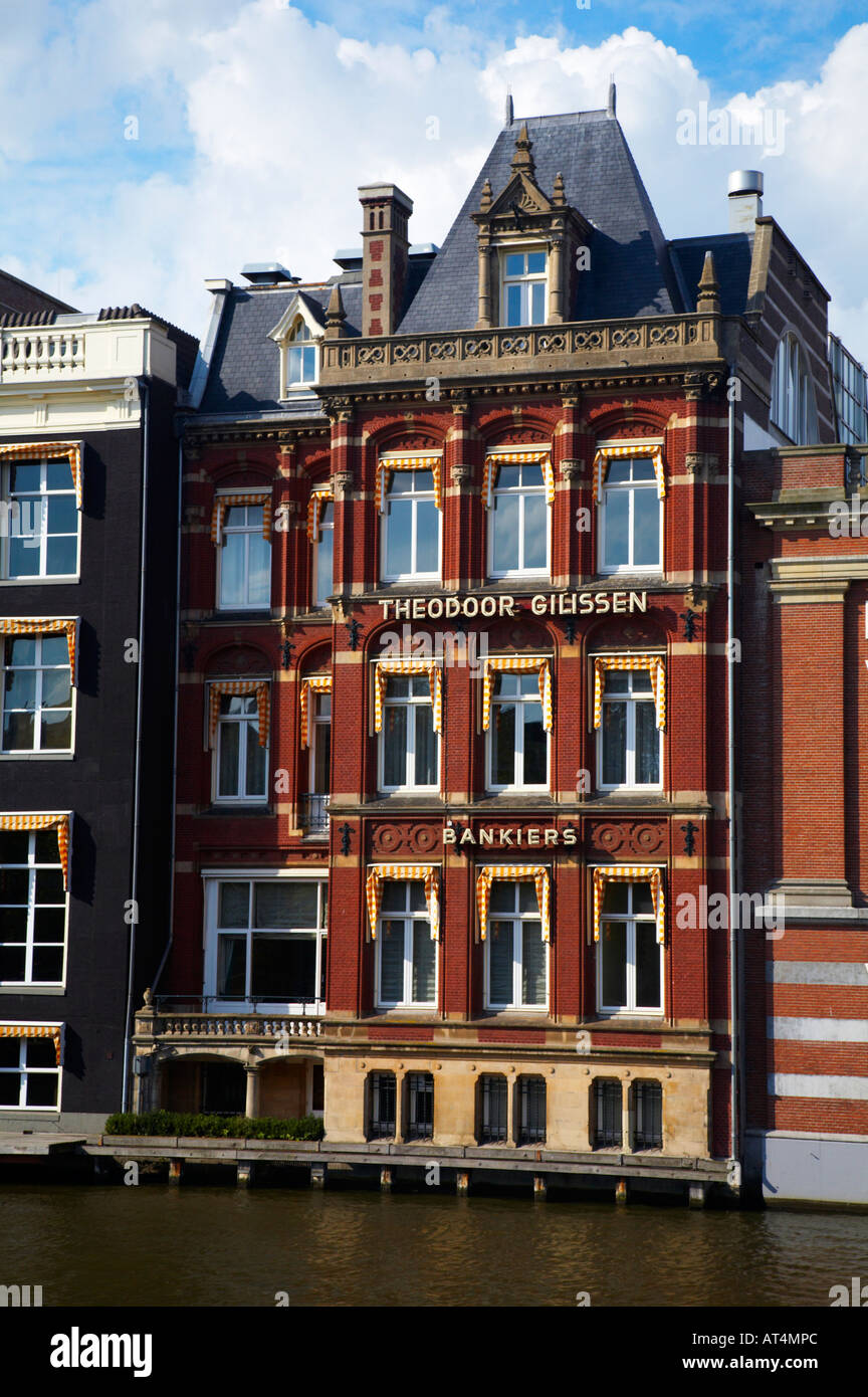 Paesi Bassi, North Holland, Amsterdam. Il Theodoor Gilissen banchieri Edificio, situato sulle rive del fiume Amstel Foto Stock