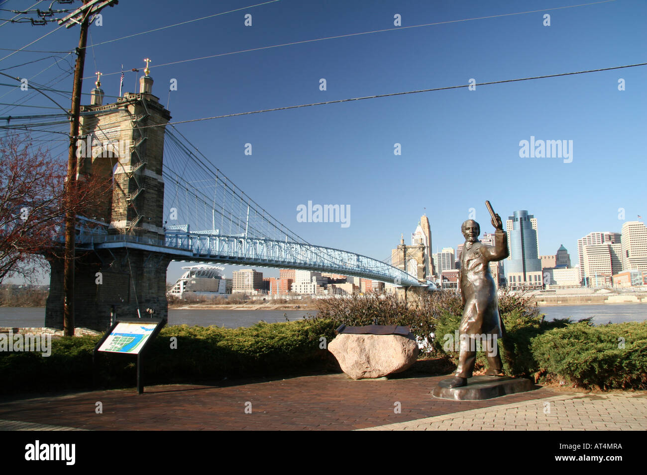 Statua di John Augustus Roebling davanti al Roebling Suspension Bridge Foto Stock