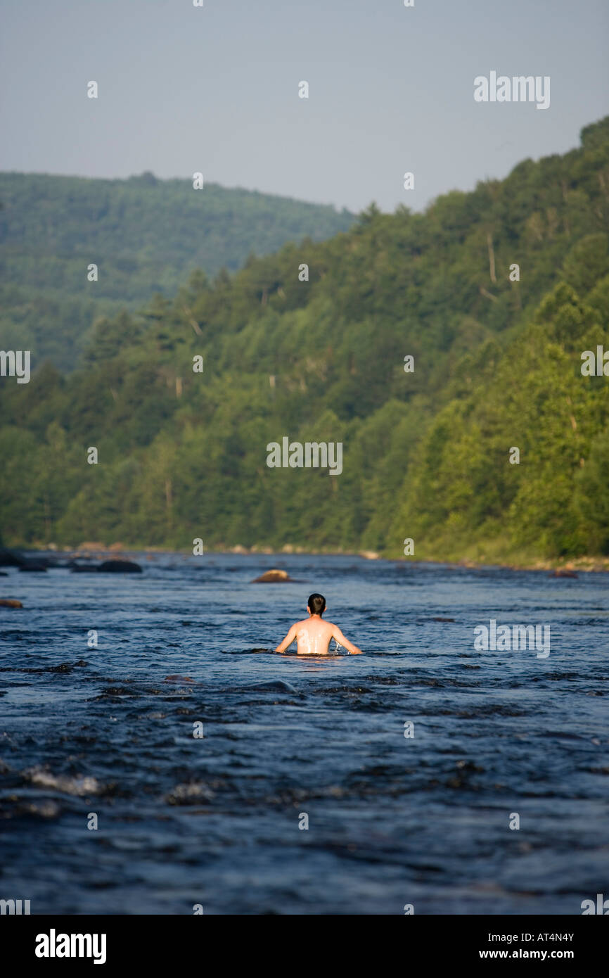 Il raffreddamento in Occidente nel fiume Townshend, Vermont. Foto Stock