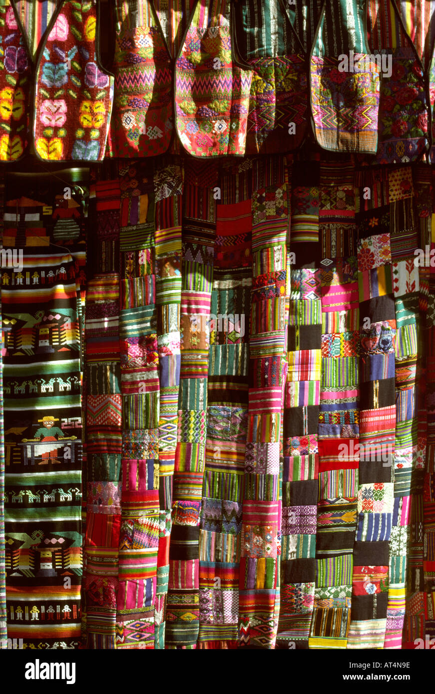 Guatemala Highlands Chichicastenango mercato ricamati tessili Foto Stock