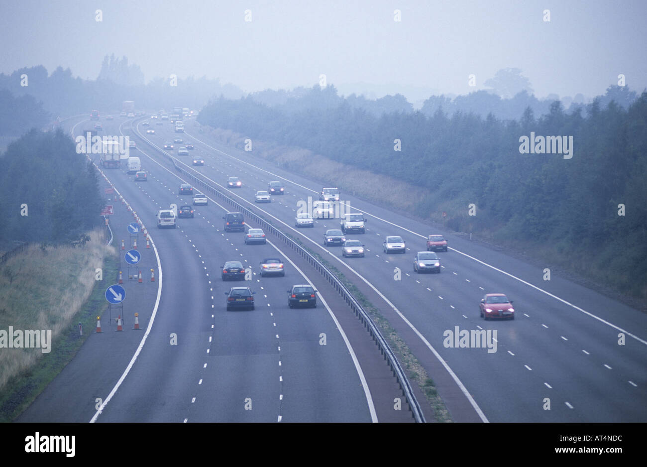 Autostrada M40, la nebbia, Warwickshire, Inghilterra, Regno Unito Foto Stock