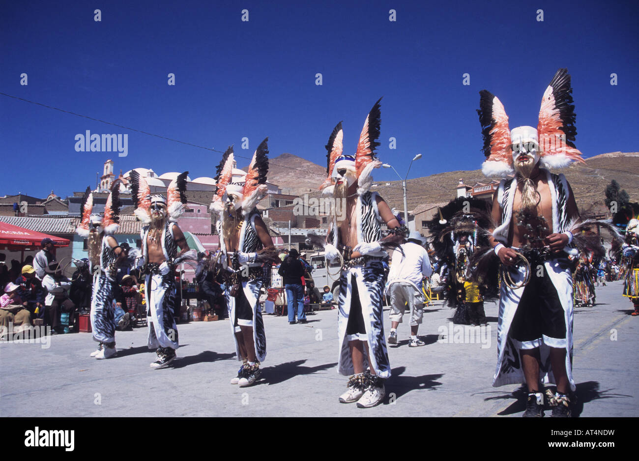 Ballerini di tabacchi mascherati con copricapo con ali di fenicottero, festival Chutillos, Potosi, Bolivia Foto Stock