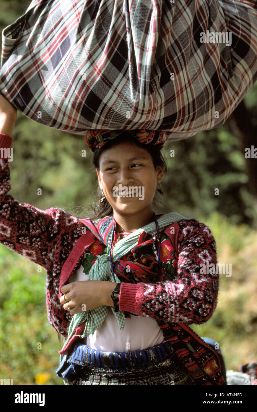 Guatemala lago Atitlan donna bundle portante sulla testa Foto Stock