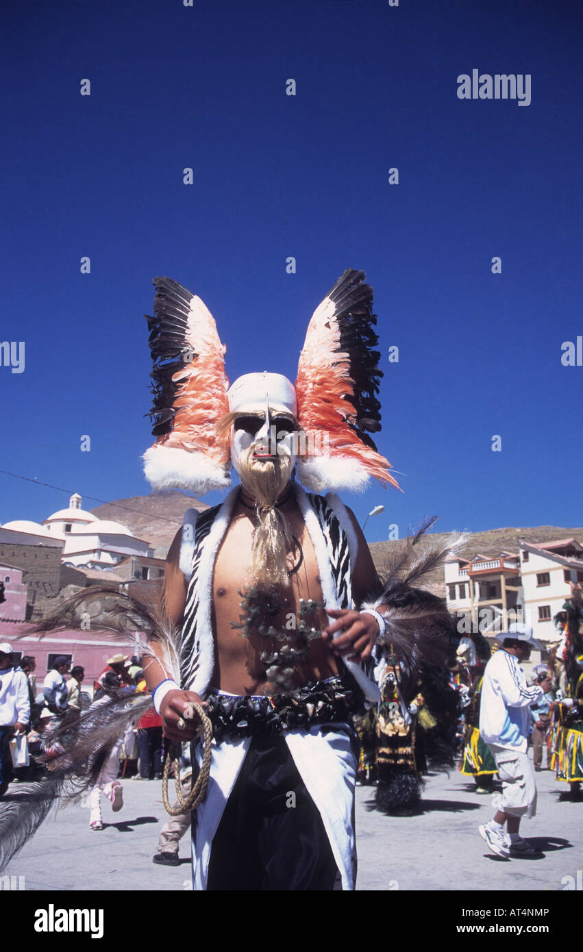 Ballerina di tabacchi mascherati con abito con ala di fenicottero, festival CH'utillos, Potosi, Bolivia Foto Stock