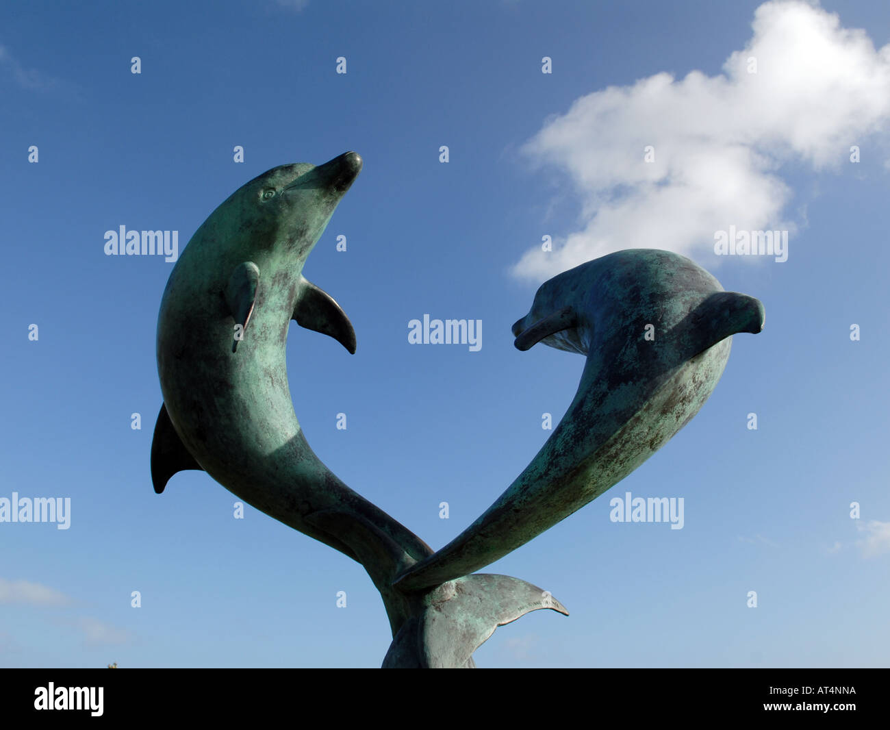 Dolphin scultura nei giardini dell'Isola Hotel, Tresco, isole Scilly, UK. Foto Stock