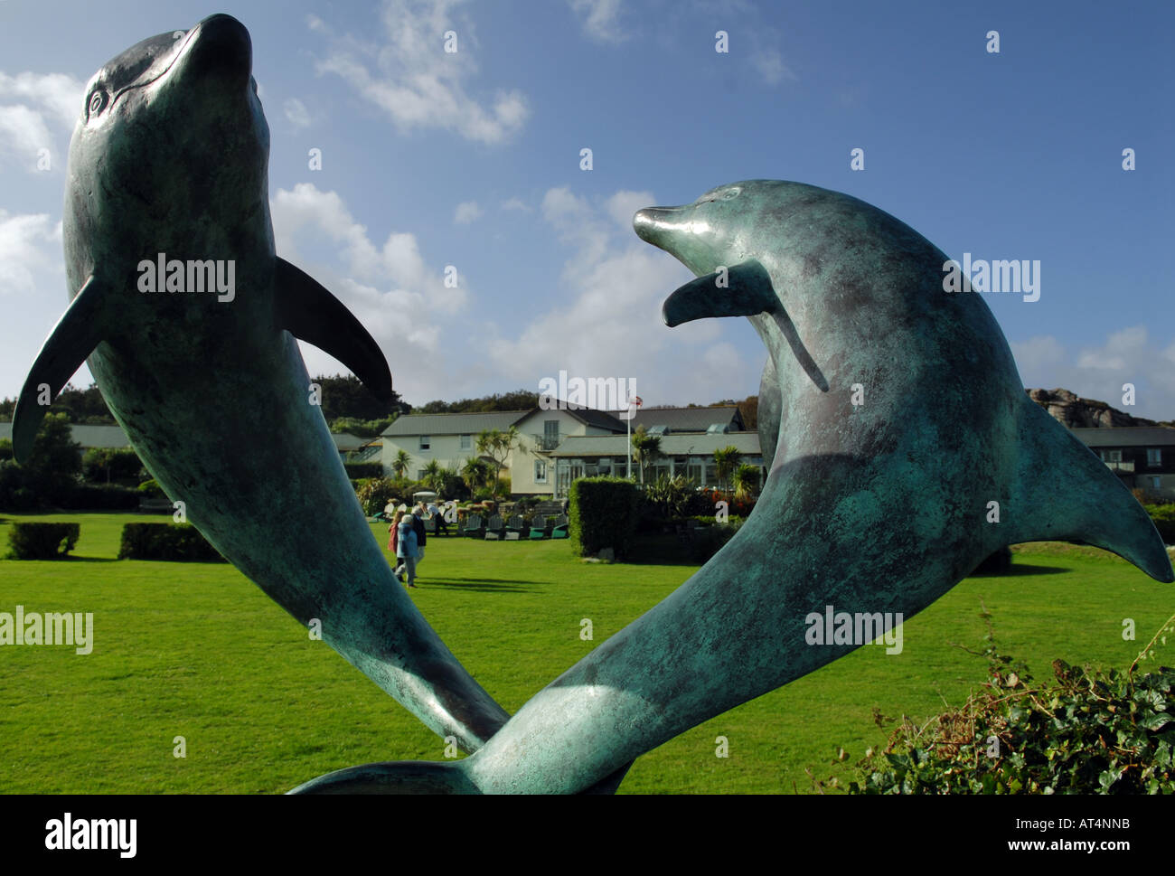 Dolphin scultura nei giardini dell'Isola Hotel, Tresco, isole Scilly, UK. Foto Stock