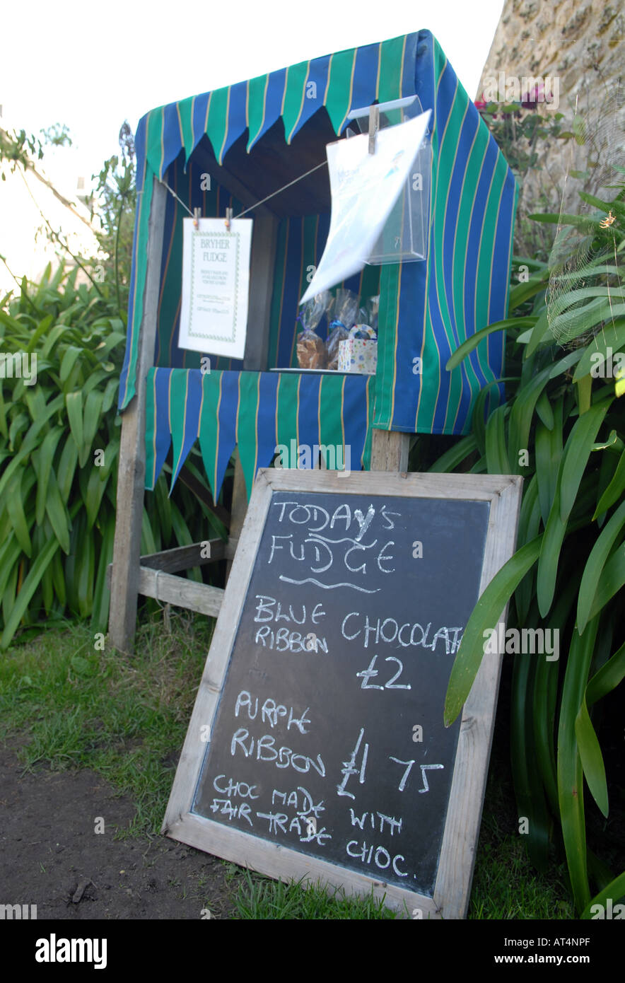 Fudge per la vendita al di fuori di una casa sulla Bryher, isole Scilly, UK. Foto Stock