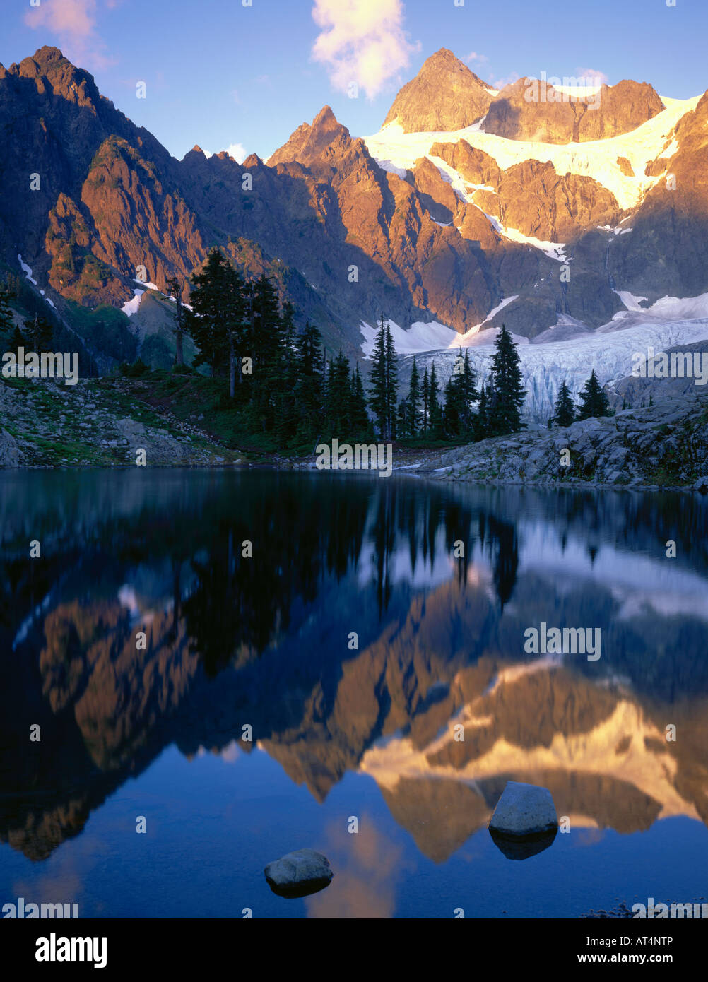 Parco Nazionale delle Cascate del Nord WA tardo pomeriggio di sole sul Monte Shuksan con uno specchio di riflessione in Lago di Ann Foto Stock